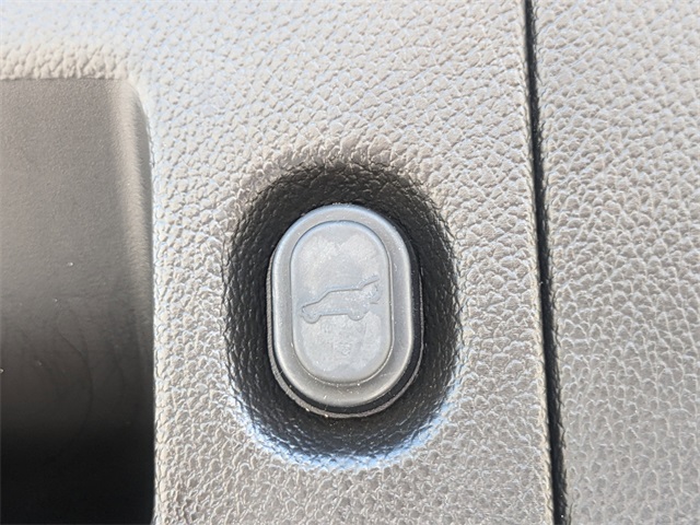 Vehicle image 25 of 32