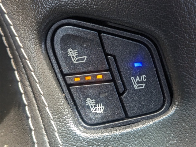 Vehicle image 21 of 32