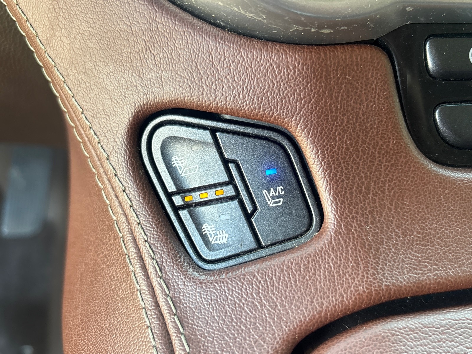 Vehicle image 27 of 40