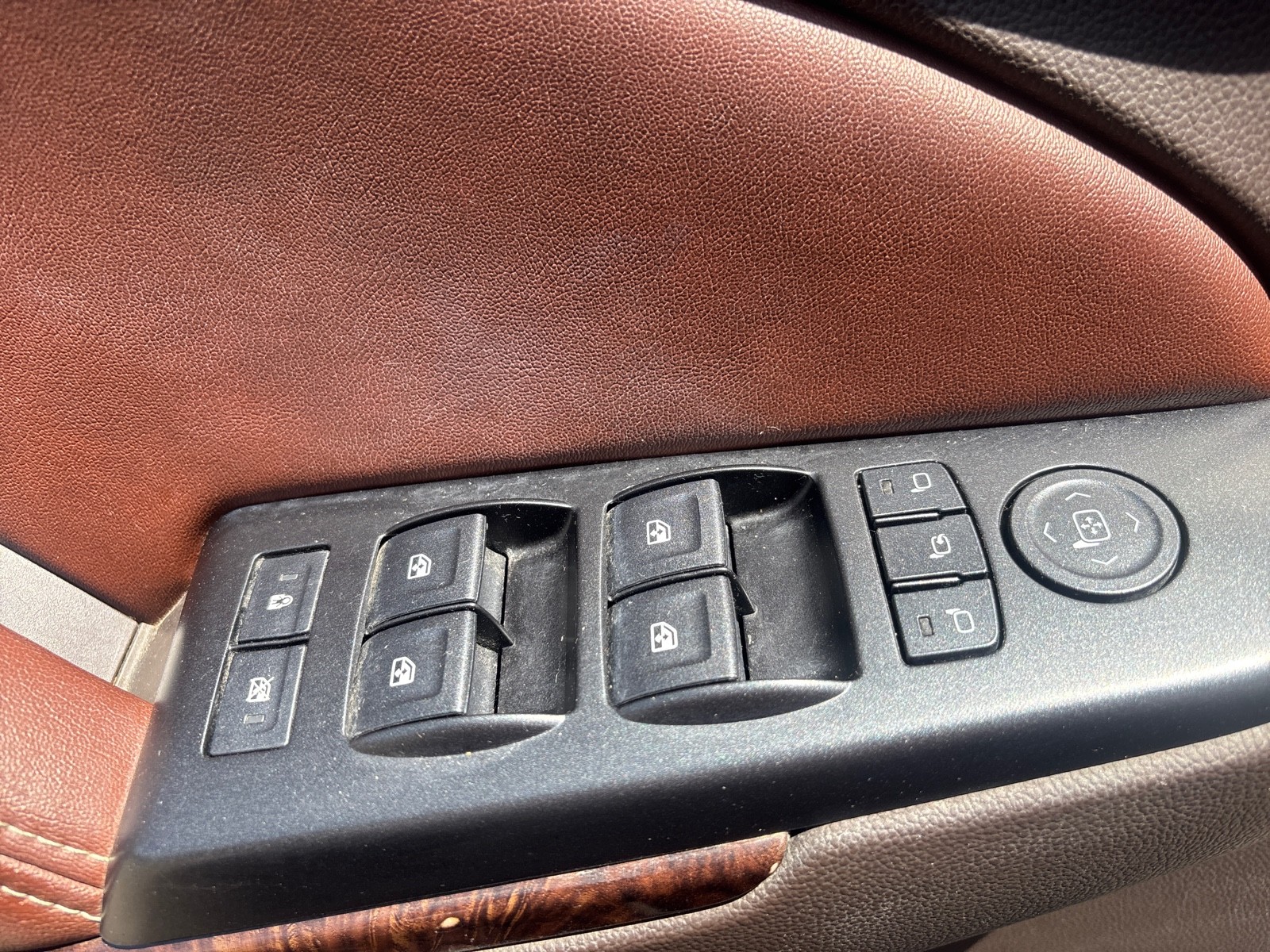 Vehicle image 28 of 40