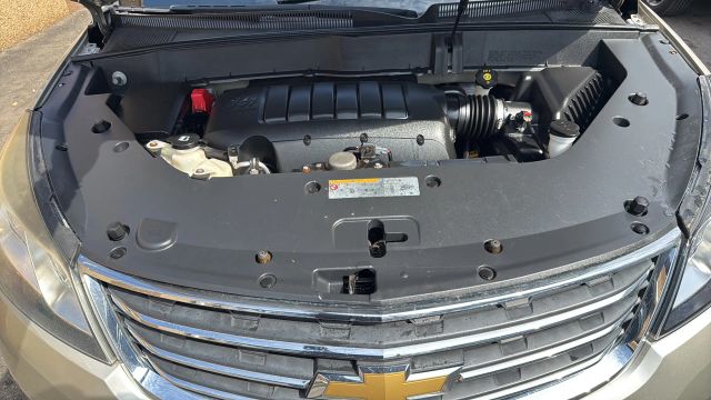 2015 Chevrolet Traverse LT Image 2 of 2