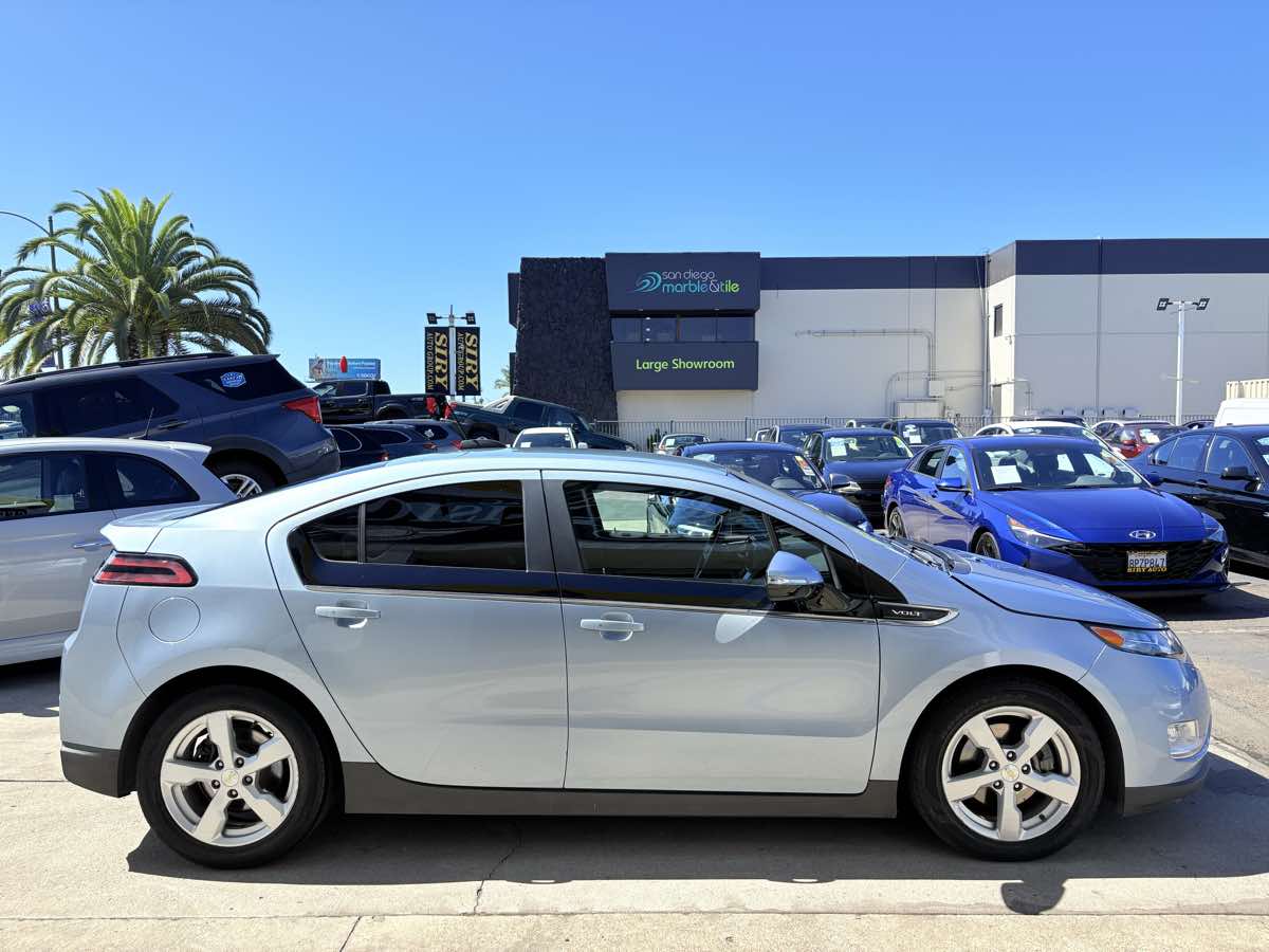 2015 Chevrolet Volt Base Image 3 of 16