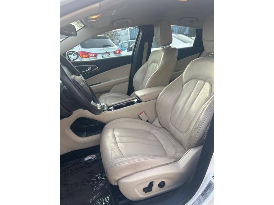 Vehicle image 17 of 23