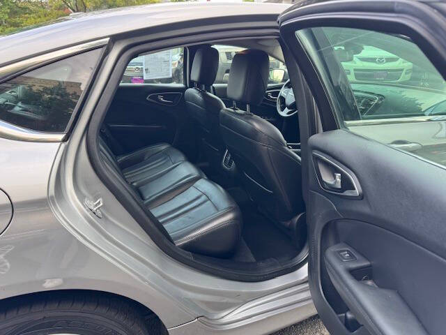 Vehicle image 15 of 17