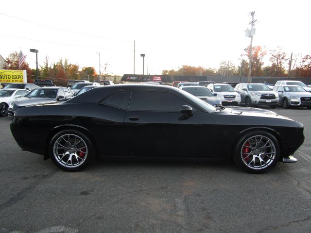 2015 Dodge Challenger SRT 392 Image 3 of 35