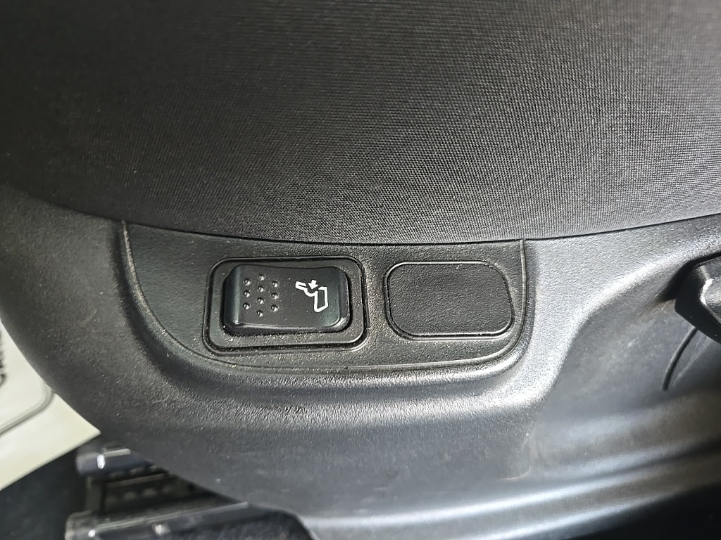 Vehicle image 14 of 34