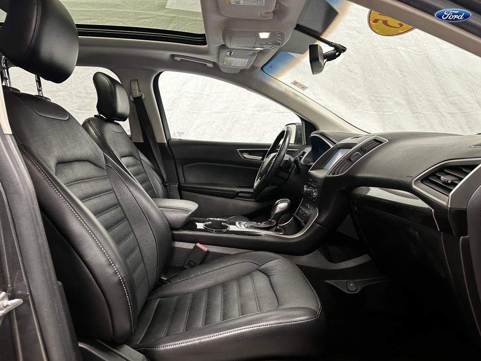 Vehicle image 23 of 25