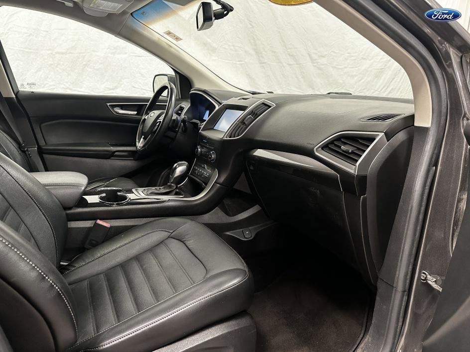 Vehicle image 16 of 25