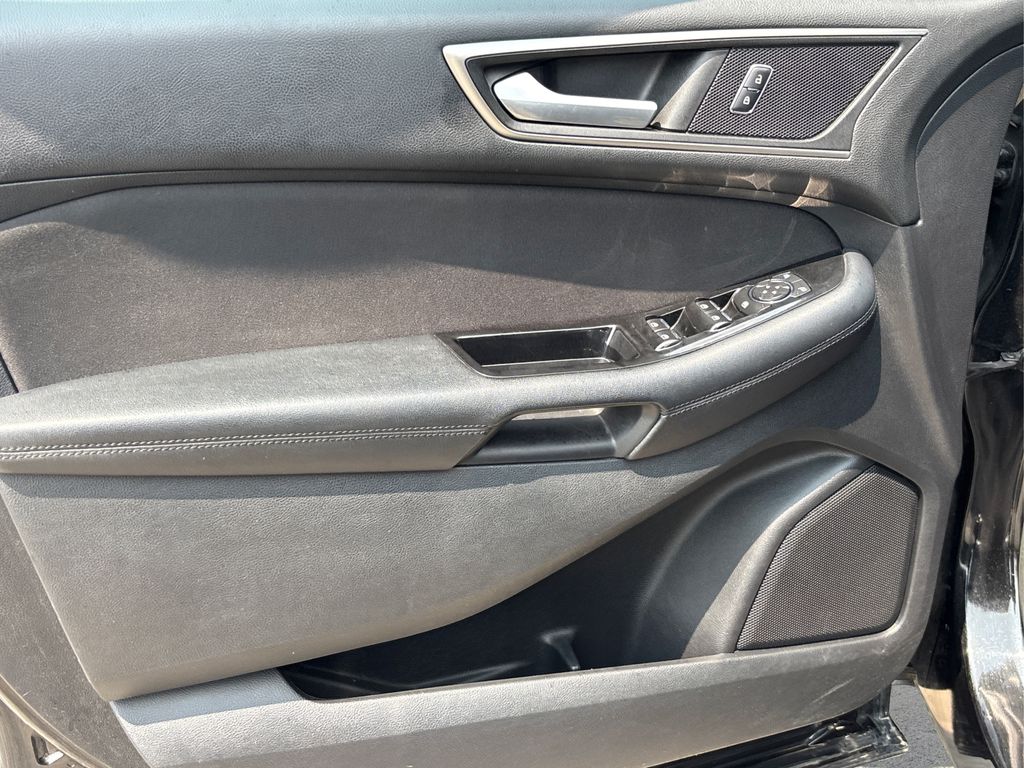 Vehicle image 23 of 36