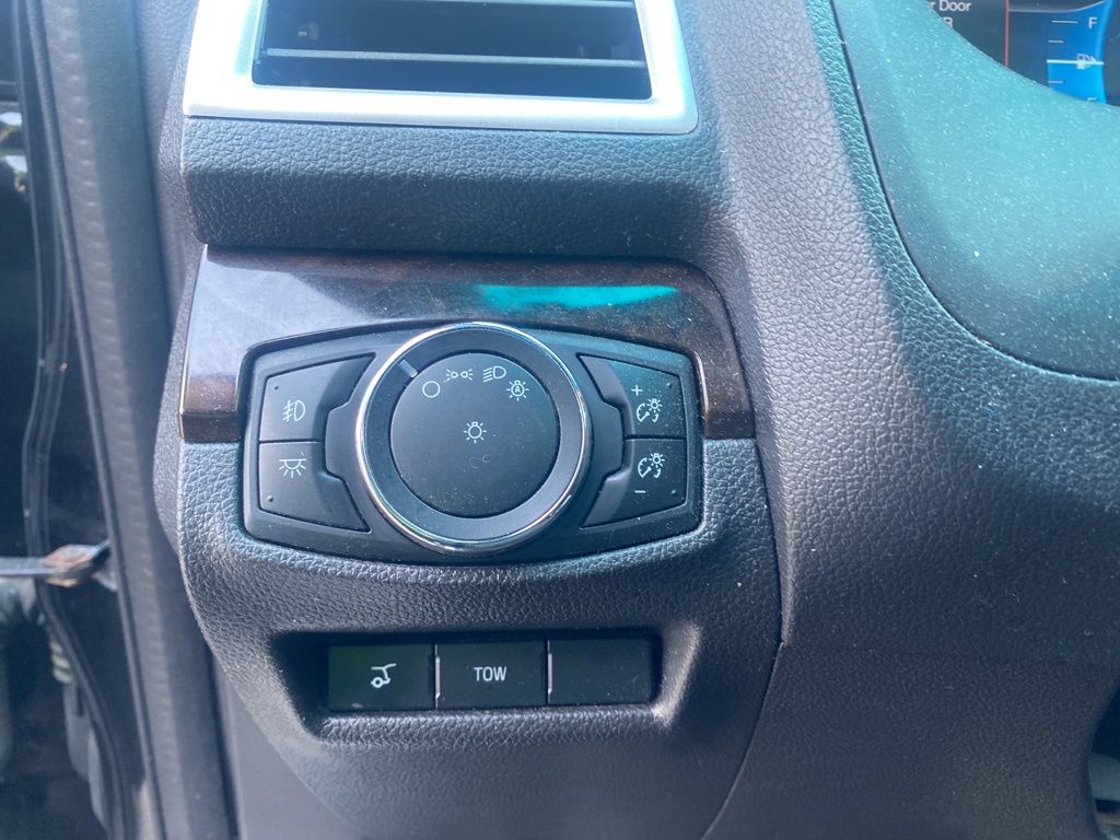 Vehicle image 13 of 18
