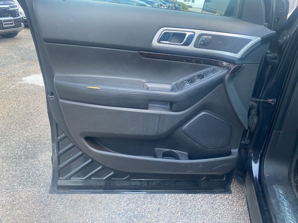 Vehicle image 16 of 18