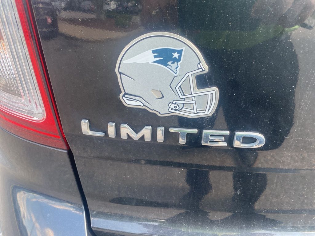 Vehicle image 17 of 18