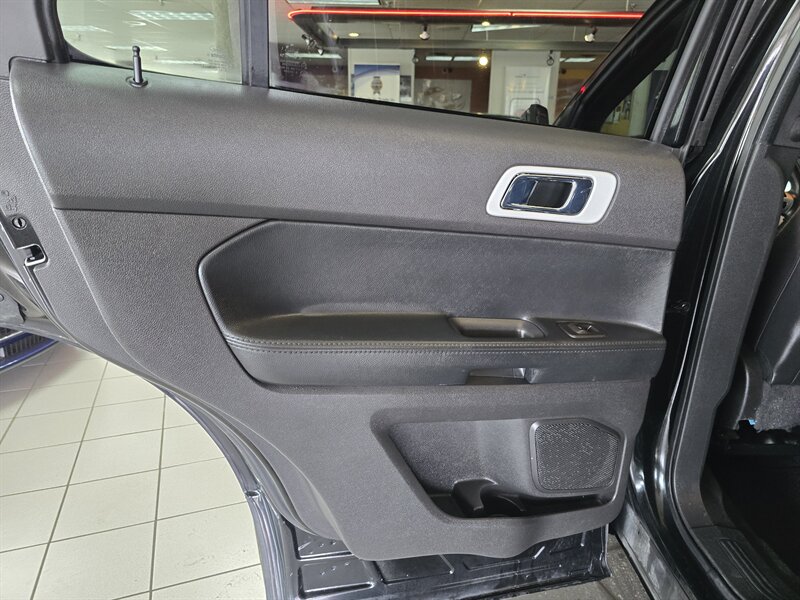 Vehicle image 14 of 40