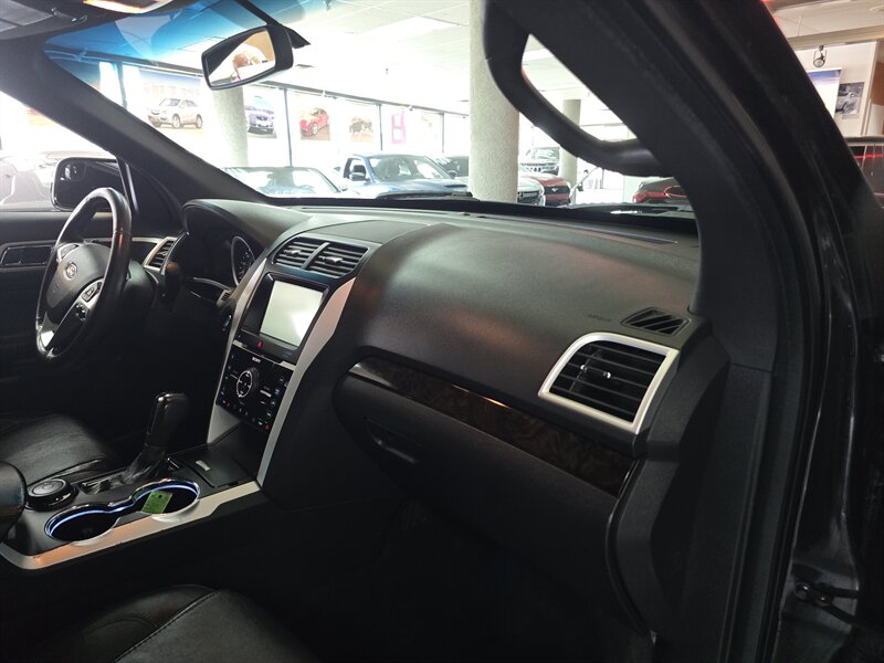 Vehicle image 17 of 40