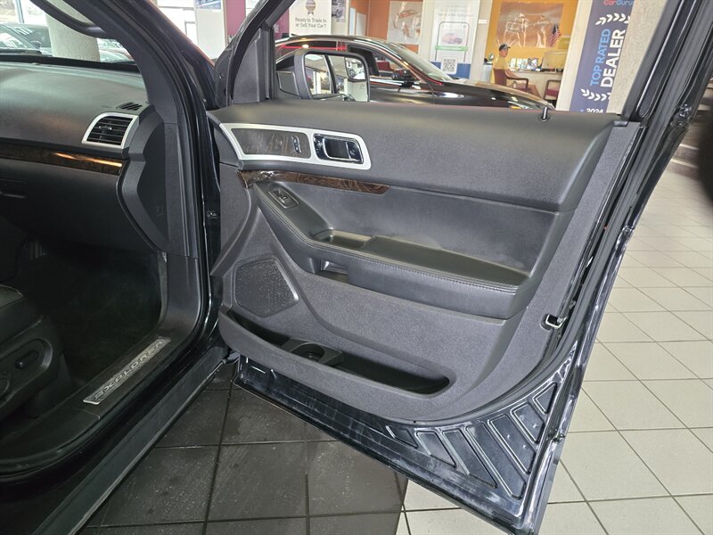 Vehicle image 16 of 40