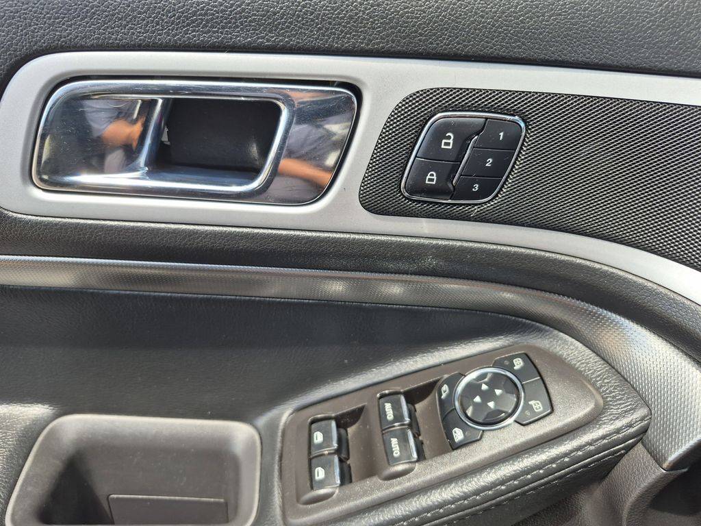 Vehicle image 21 of 26
