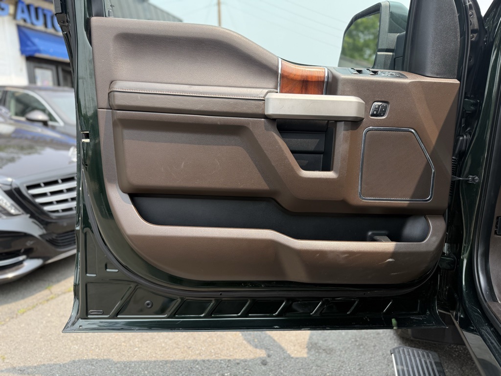 Vehicle image 9 of 32