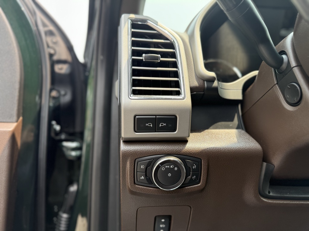 Vehicle image 11 of 32