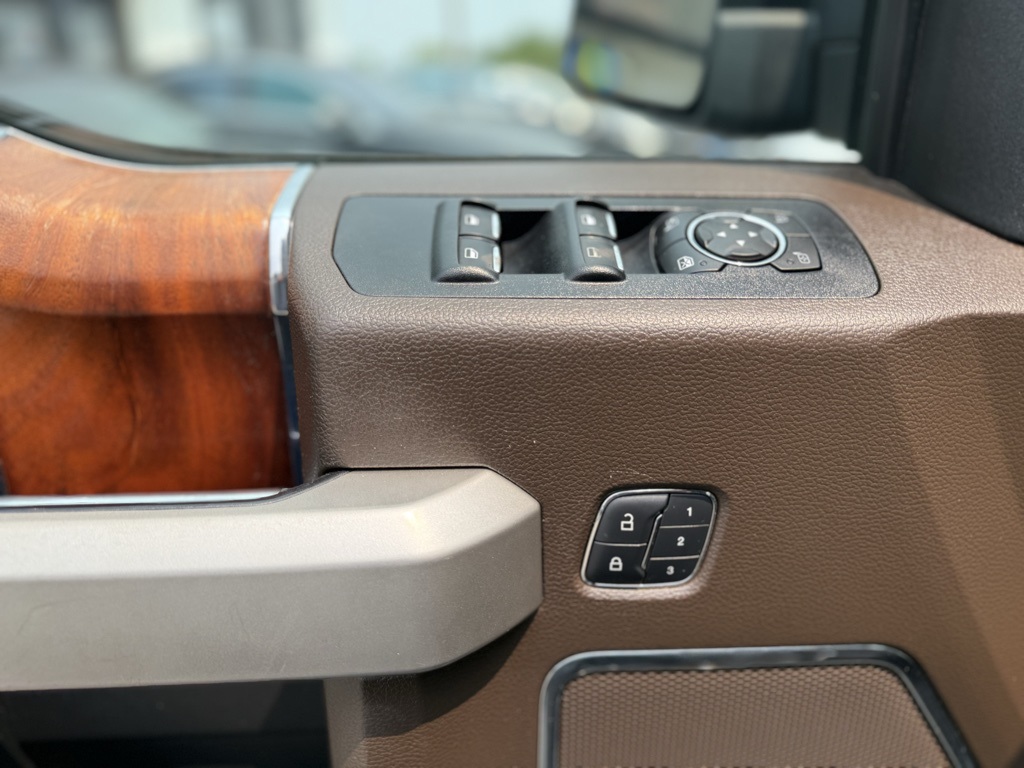 Vehicle image 10 of 32