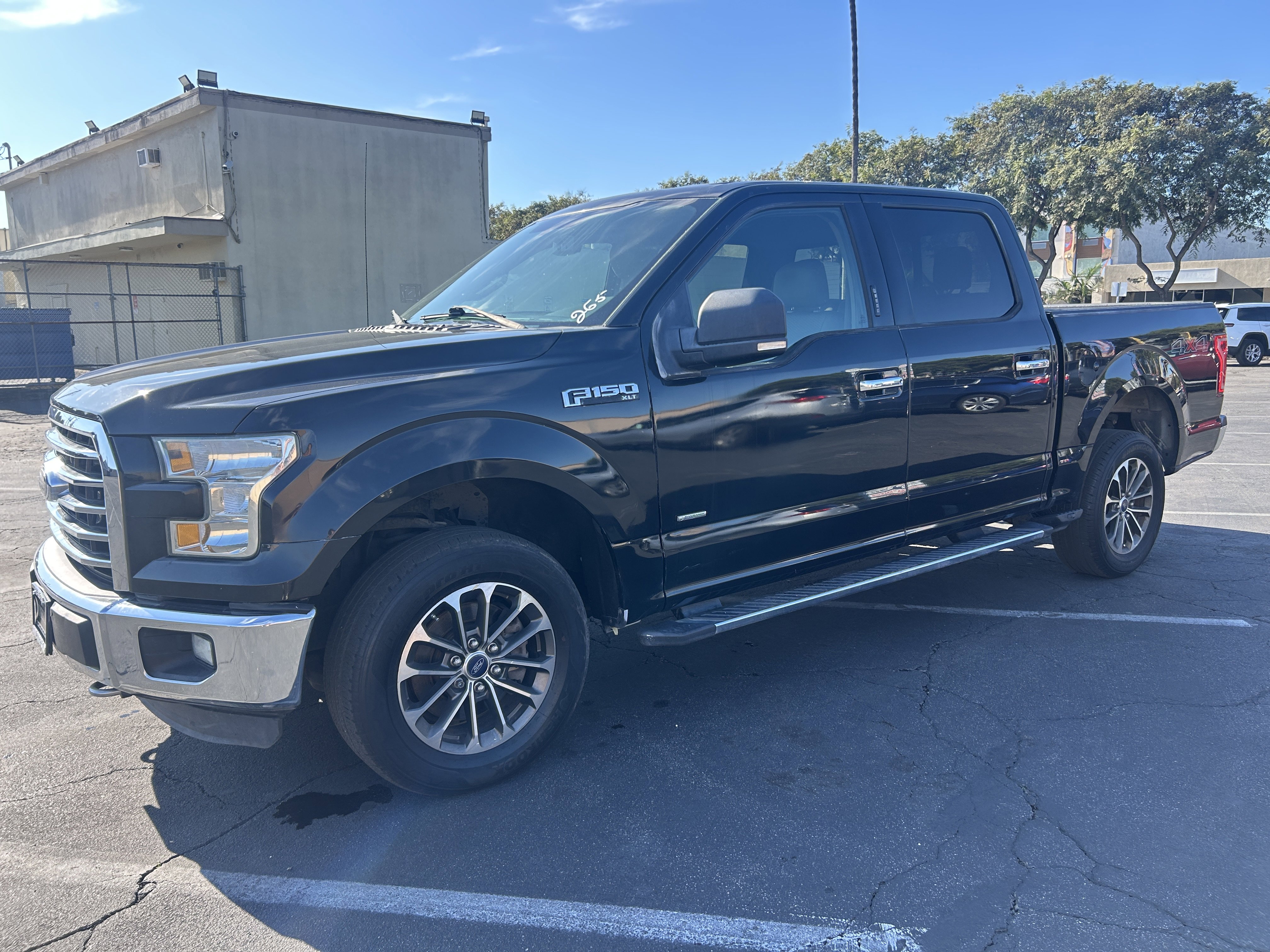 2015 Ford F-150 XLT Image 2 of 44