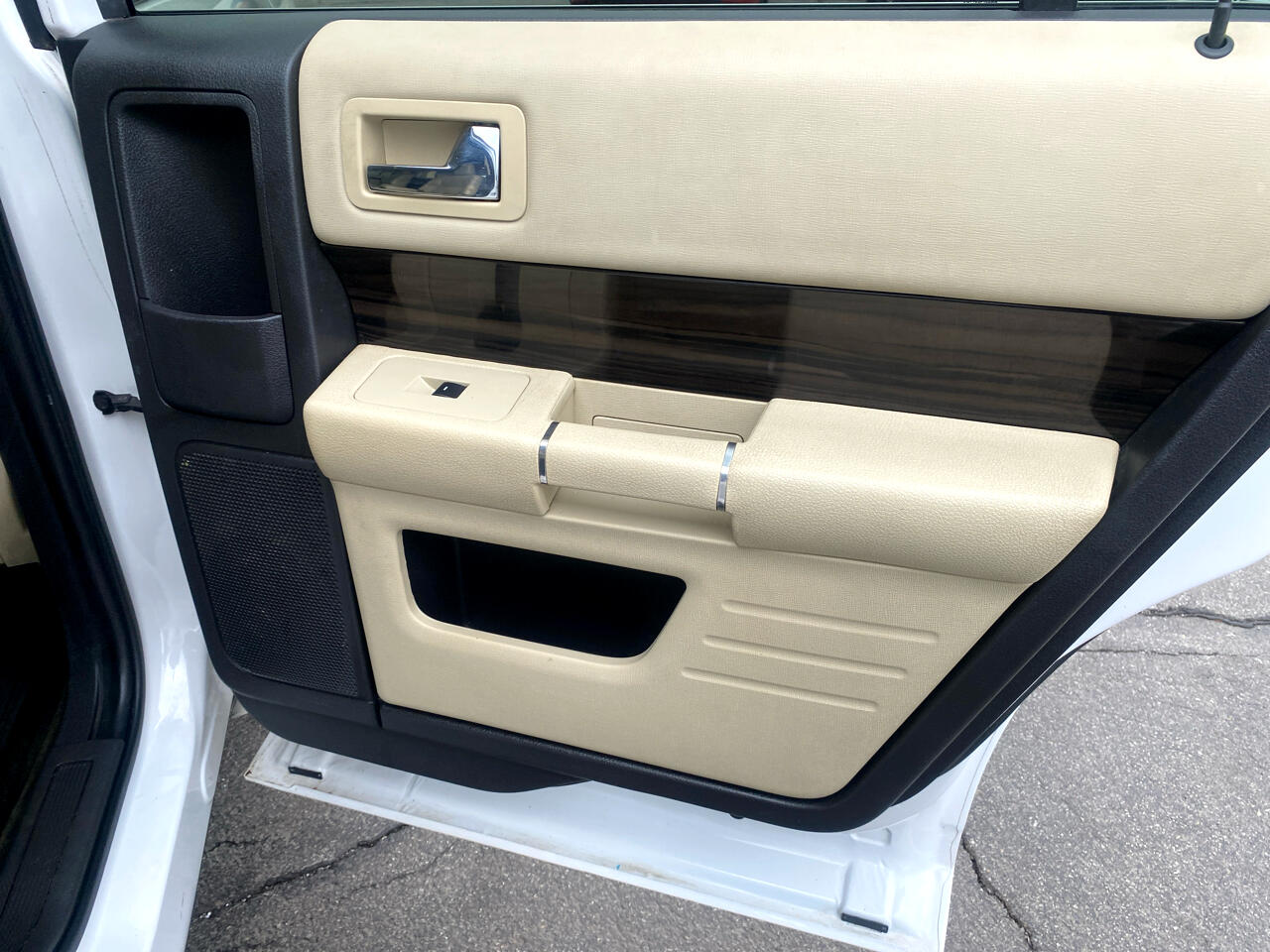 Vehicle image 27 of 30