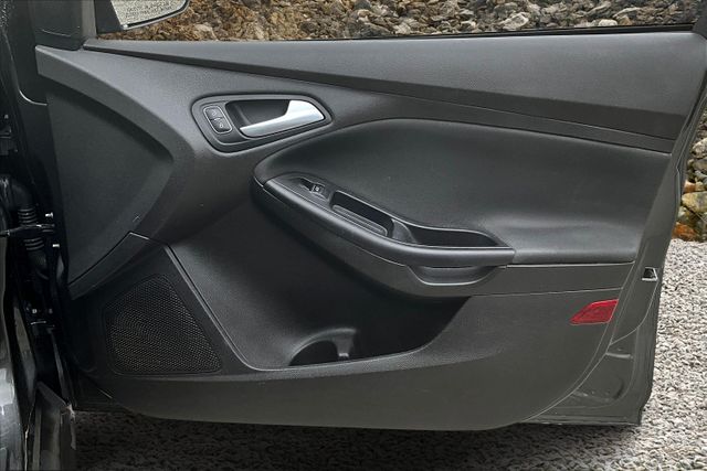 Vehicle image 23 of 33
