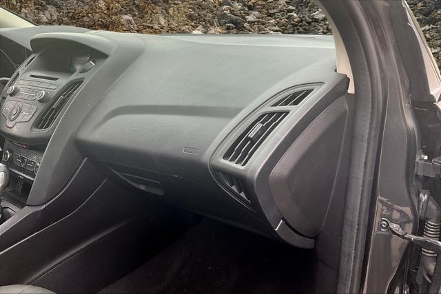 Vehicle image 16 of 33