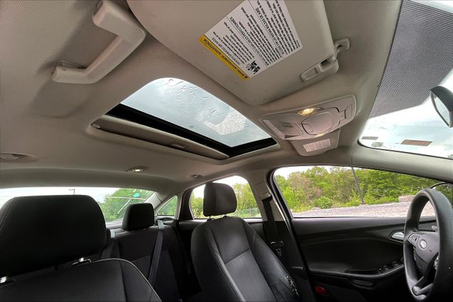 Vehicle image 21 of 33
