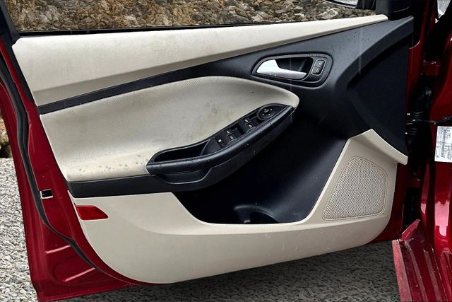Vehicle image 21 of 30