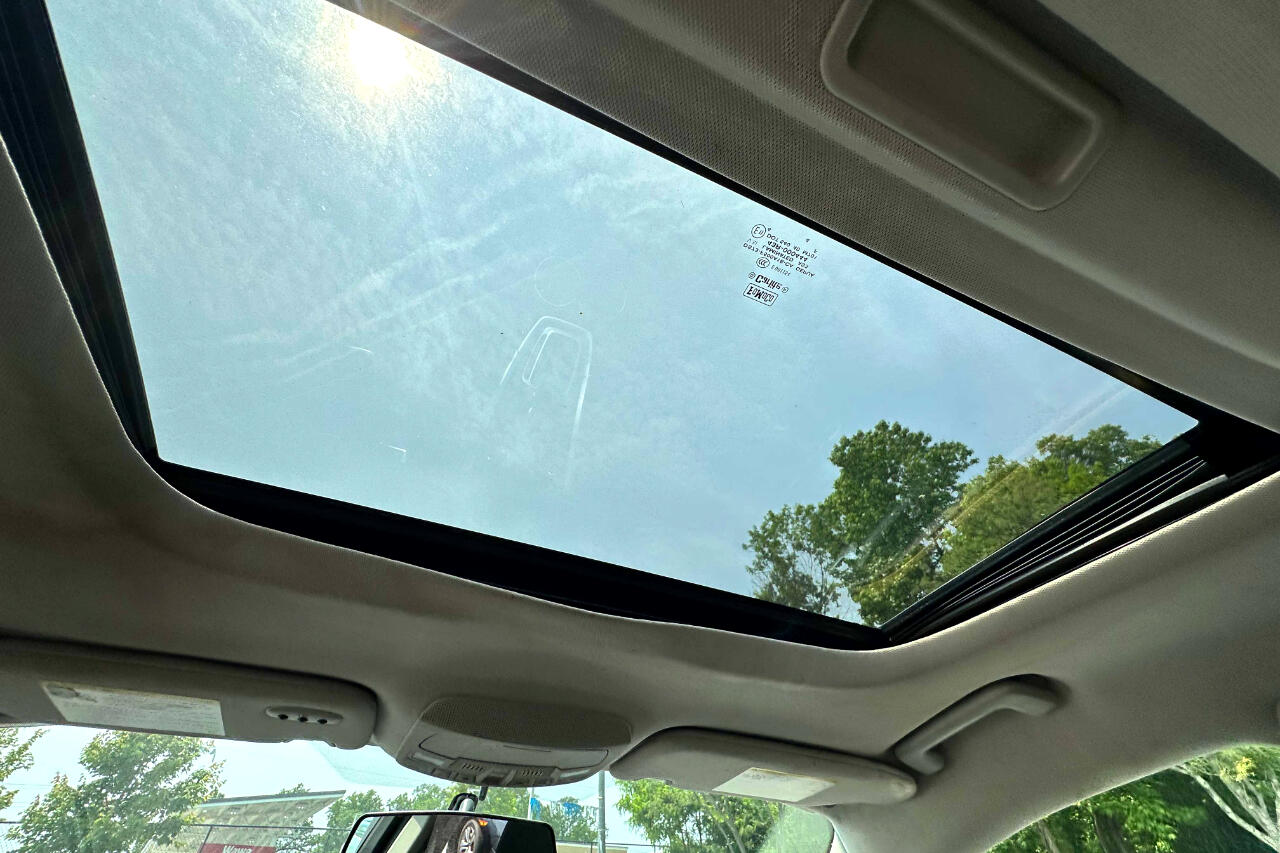 Vehicle image 23 of 24