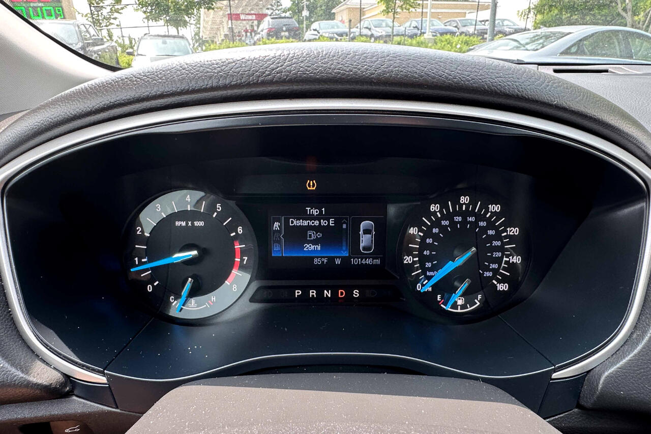 Vehicle image 17 of 24