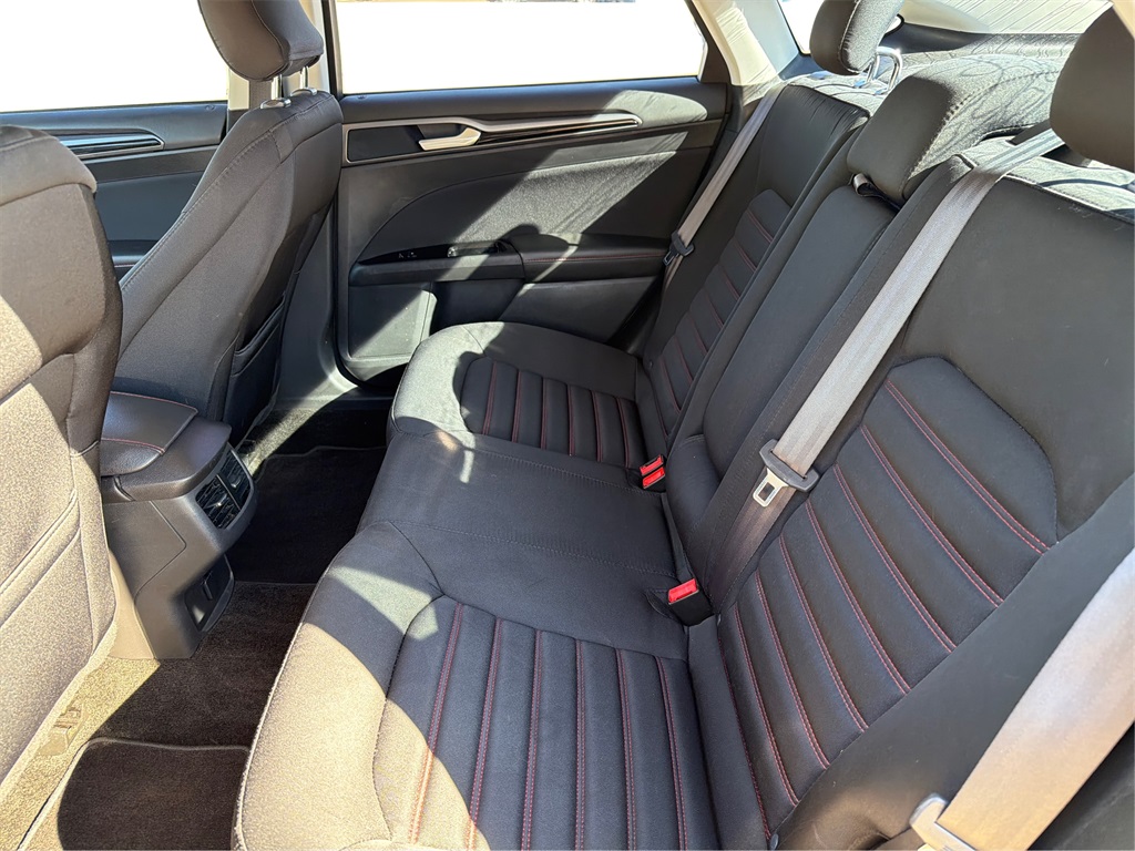 2015 Ford Fusion SE Image 13 of 26