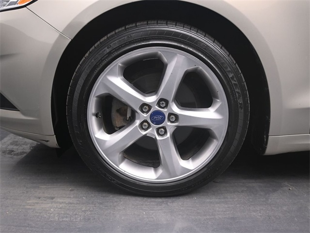 2015 Ford Fusion SE Image 16 of 37