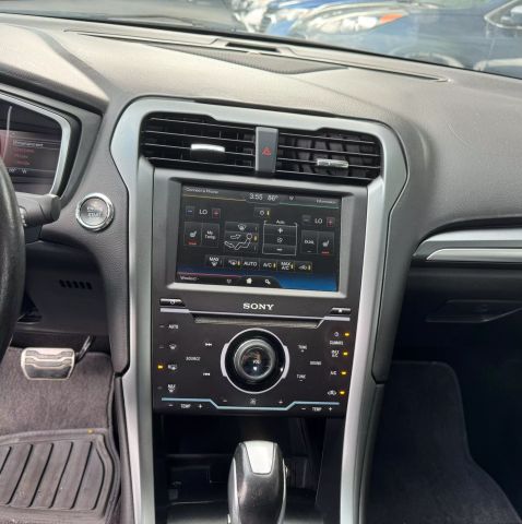 Vehicle image 33 of 46