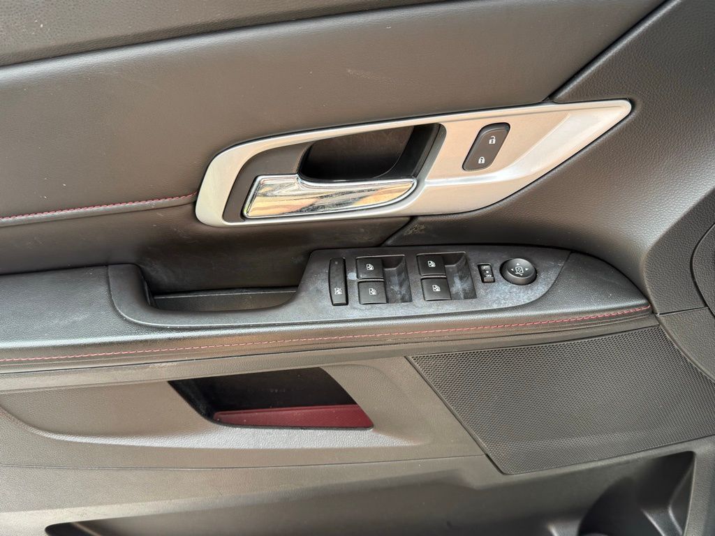 Vehicle image 17 of 21