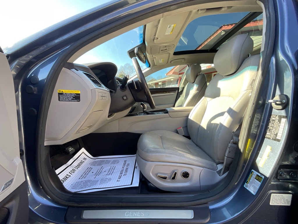 2015 Hyundai Genesis 3.8L Image 31 of 49