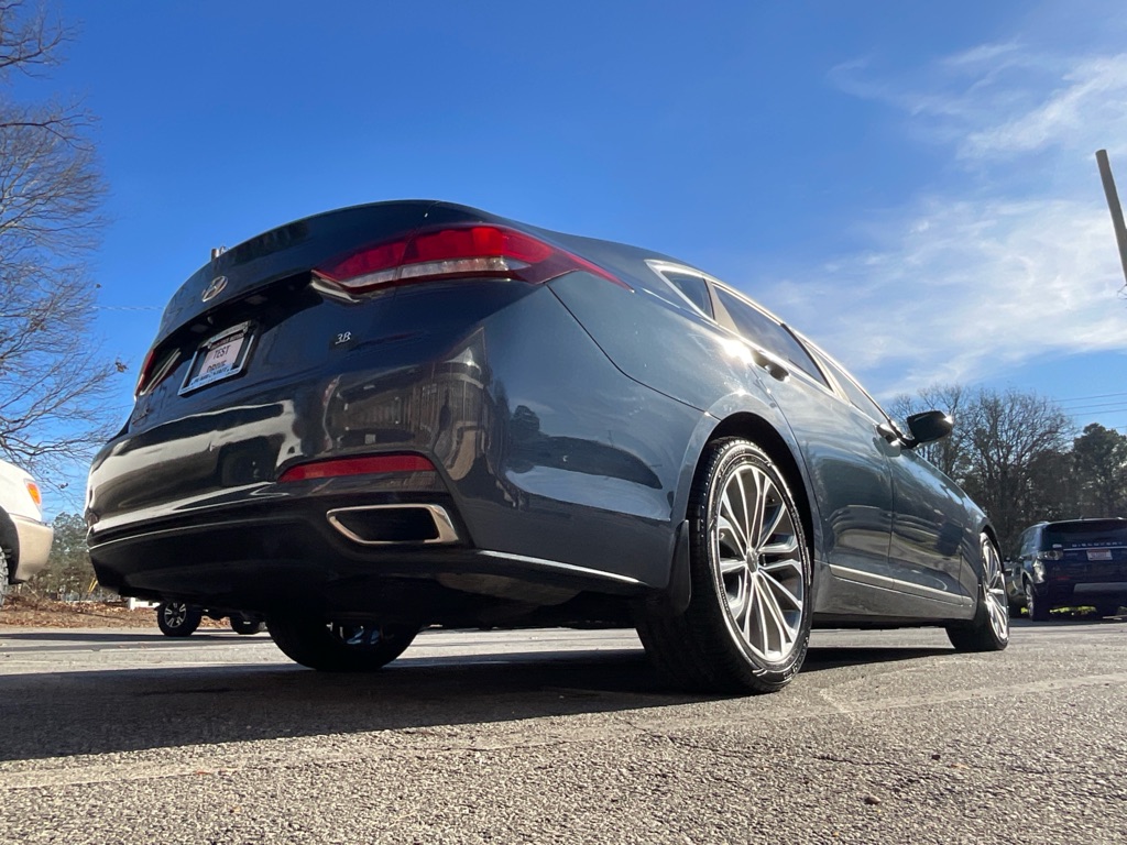 2015 Hyundai Genesis 3.8L Image 7 of 49