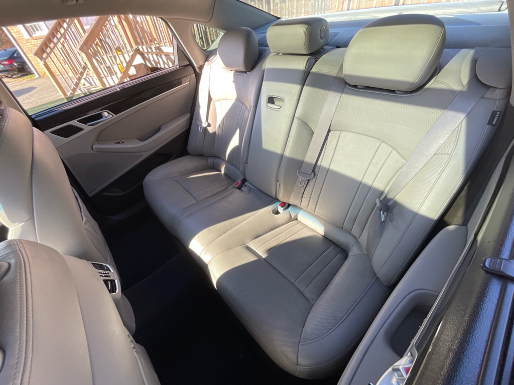 2015 Hyundai Genesis 3.8L Image 16 of 49