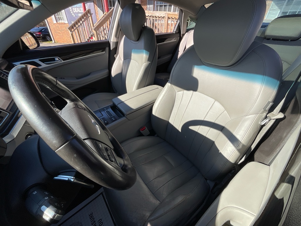 2015 Hyundai Genesis 3.8L Image 19 of 49