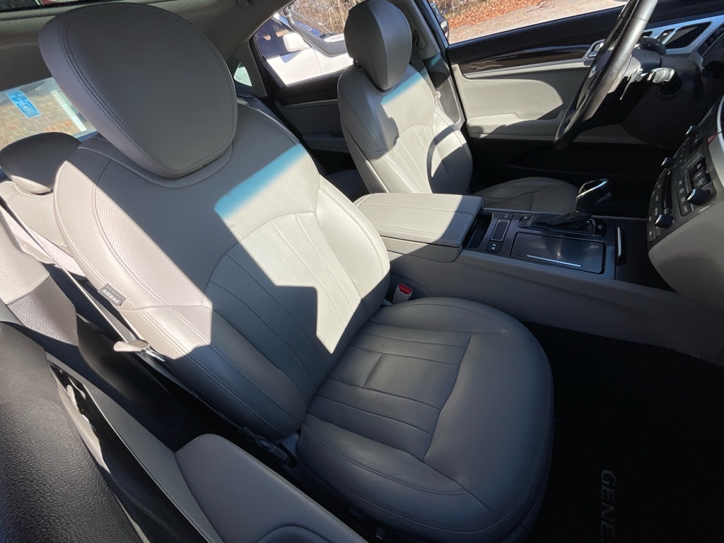 2015 Hyundai Genesis 3.8L Image 21 of 49