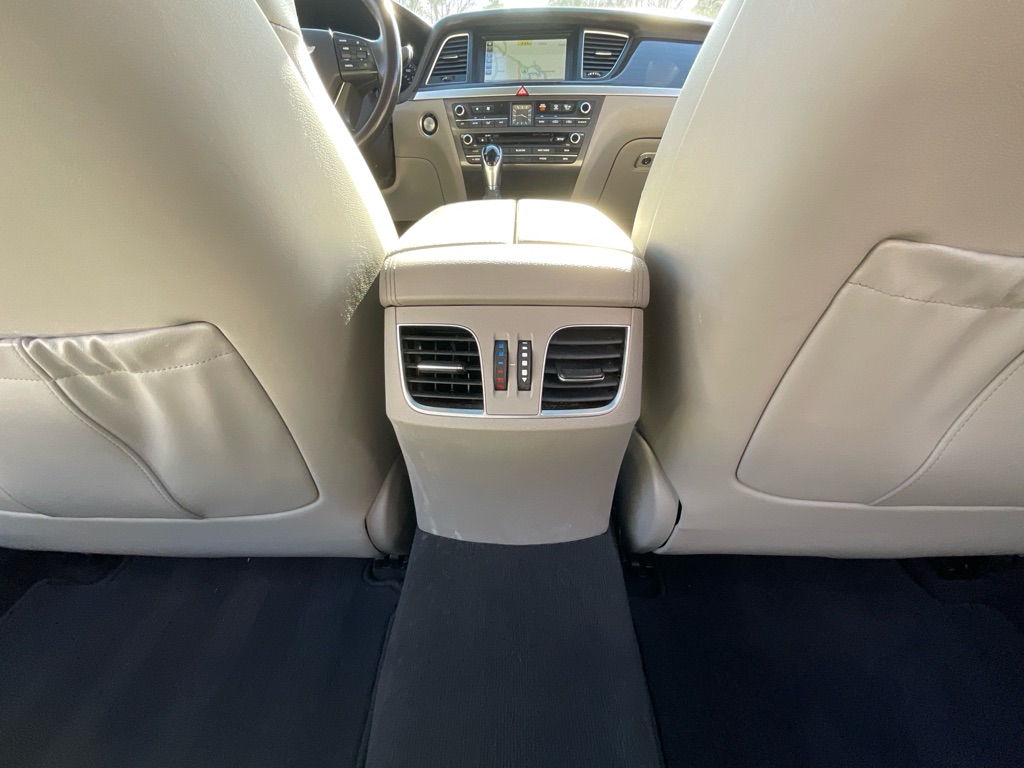 2015 Hyundai Genesis 3.8L Image 37 of 49