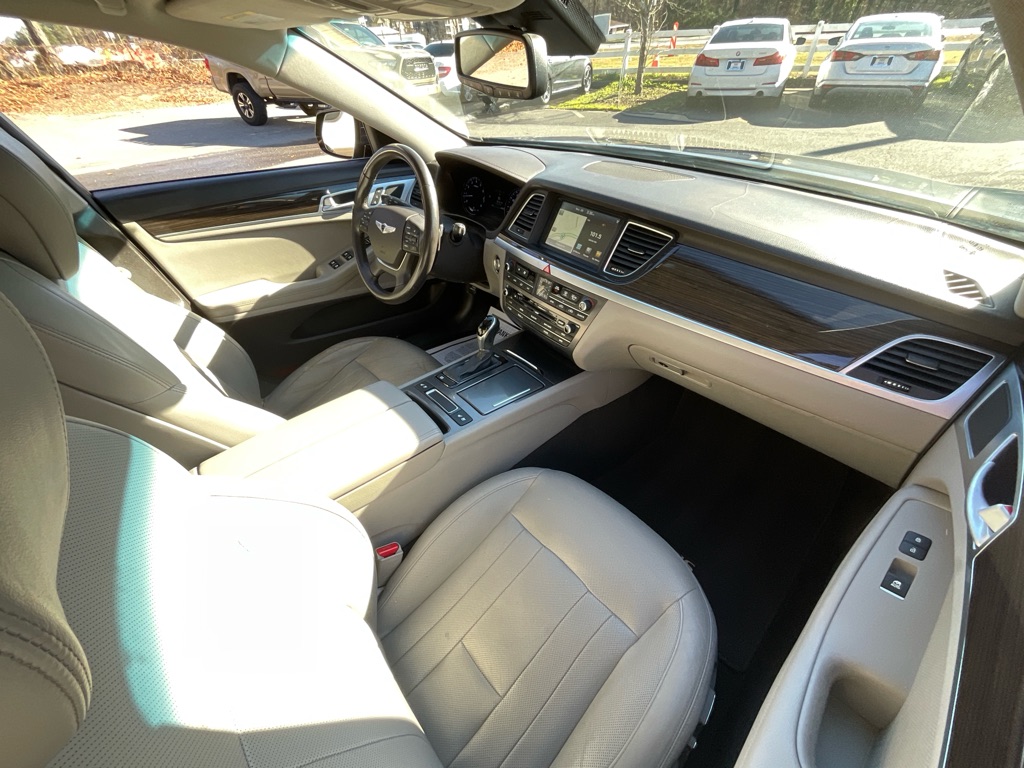 2015 Hyundai Genesis 3.8L Image 28 of 49