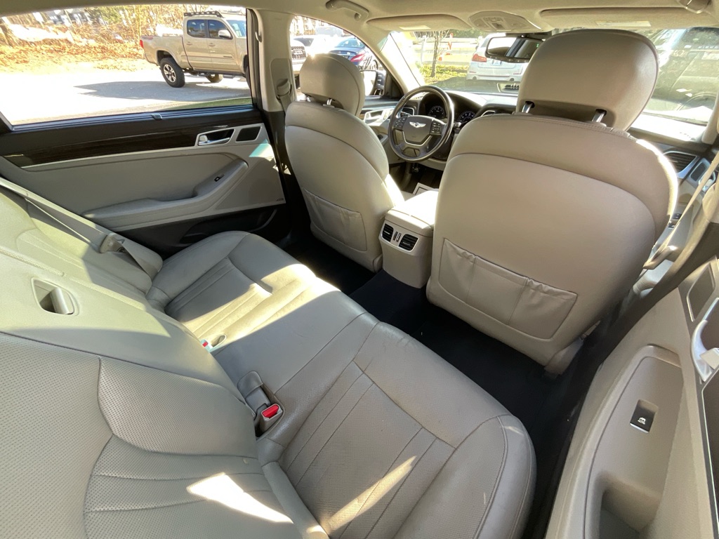 2015 Hyundai Genesis 3.8L Image 23 of 49
