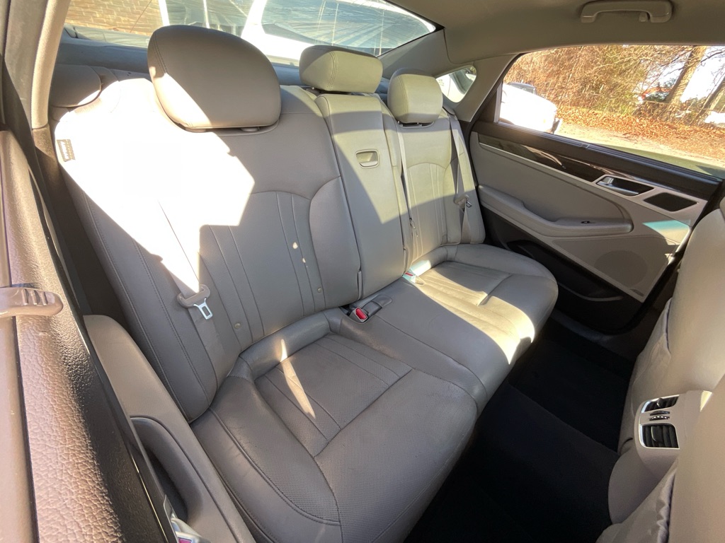 2015 Hyundai Genesis 3.8L Image 17 of 49