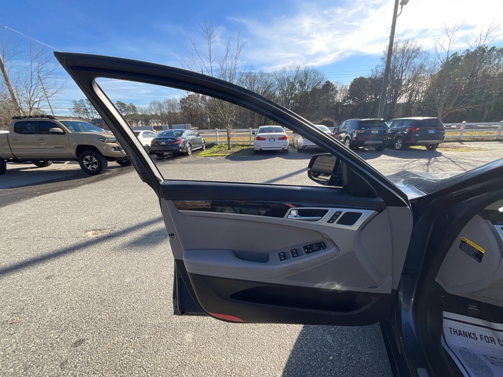 2015 Hyundai Genesis 3.8L Image 30 of 49