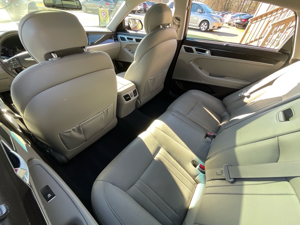 2015 Hyundai Genesis 3.8L Image 18 of 49