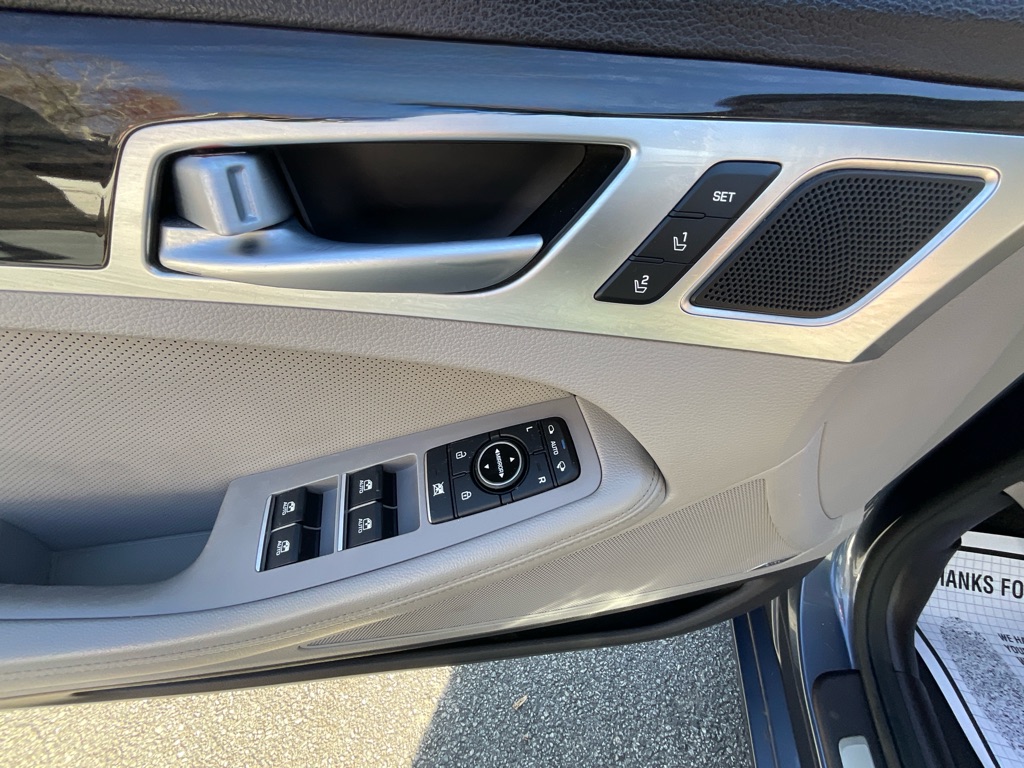 2015 Hyundai Genesis 3.8L Image 36 of 49