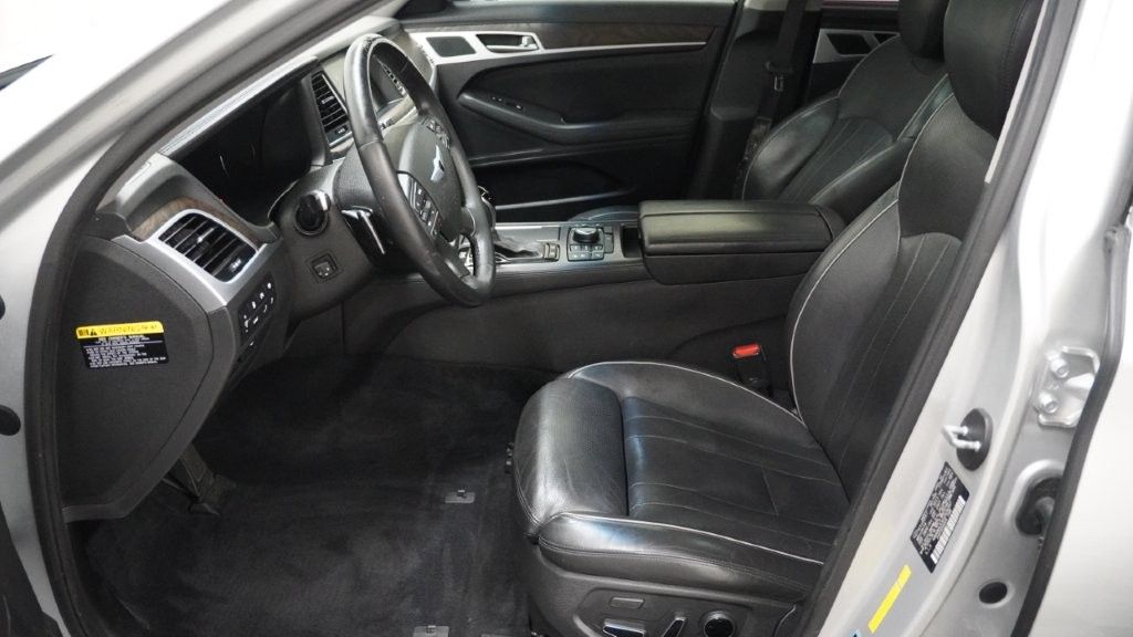 2015 Hyundai Genesis 3.8L Image 19 of 46