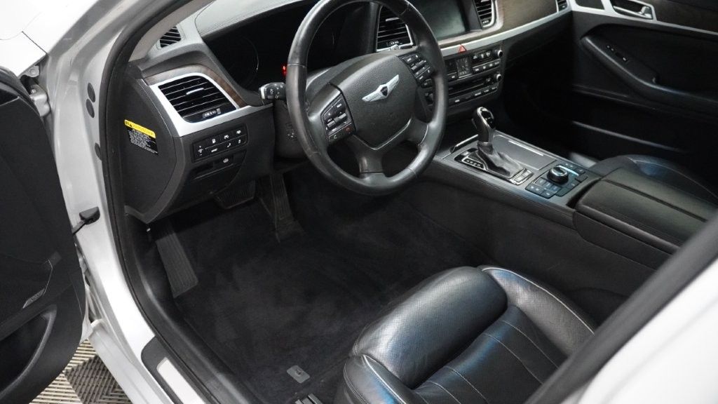 2015 Hyundai Genesis 3.8L Image 20 of 46