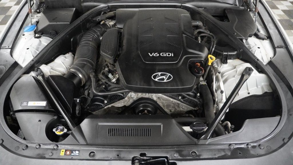2015 Hyundai Genesis 3.8L Image 9 of 46